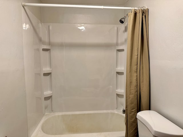 184 Mason St, Mansfield, OH 44902 - full bathroom featuring shower / tub combo with curtain and toilet