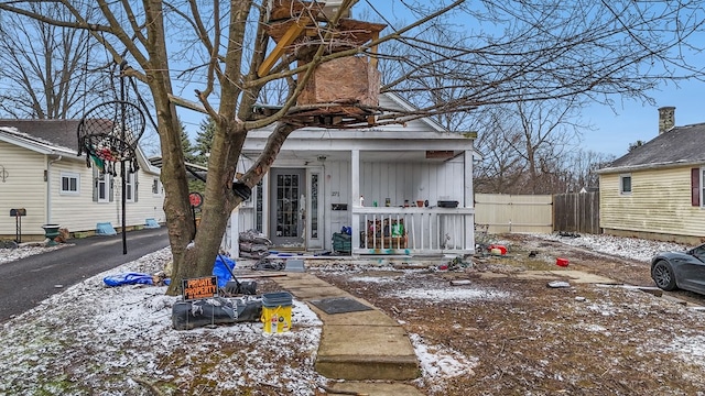 view of front of house with fence and covered porch