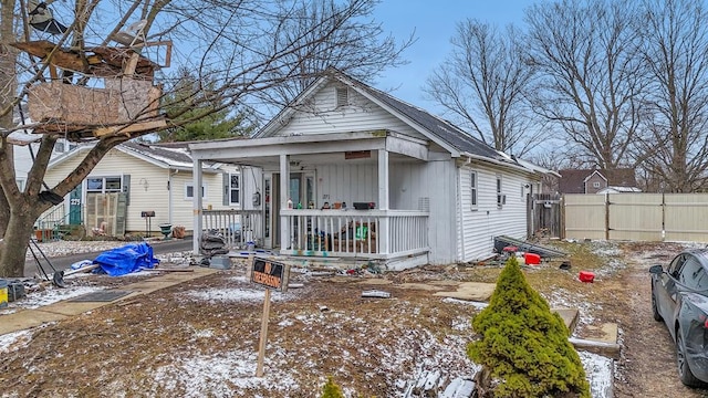 view of front of property with covered porch and fence