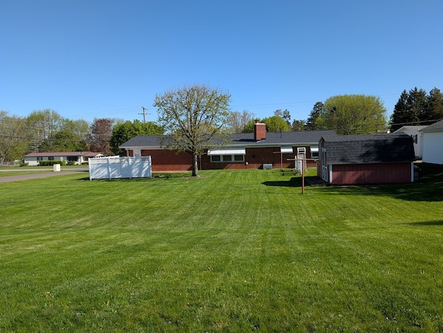 view of yard featuring a shed