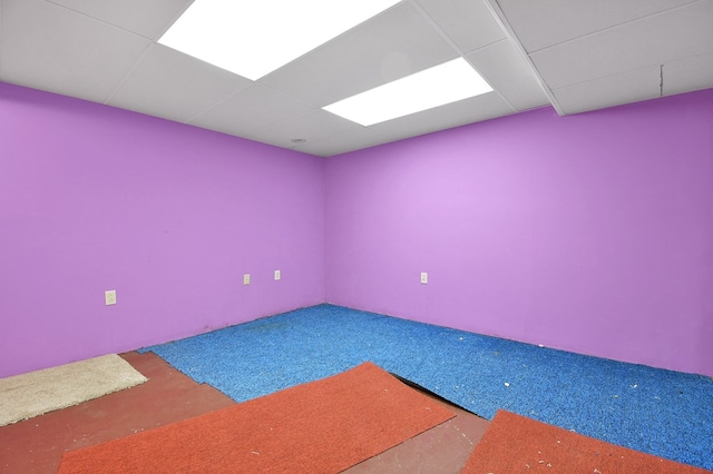 empty room featuring a drop ceiling