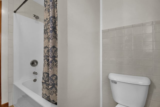 bathroom with shower / bath combo with shower curtain and toilet