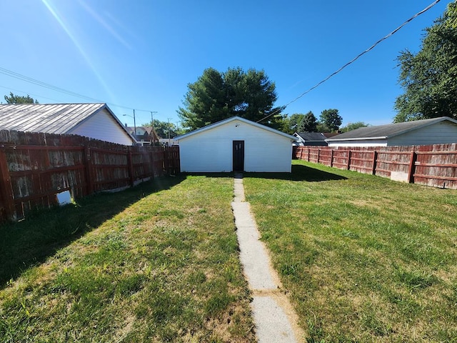 view of yard featuring an outdoor structure