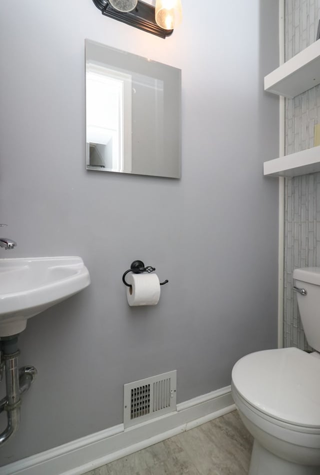 431 Overlook Rd, Mansfield, OH 44903 - half bath featuring toilet and baseboards