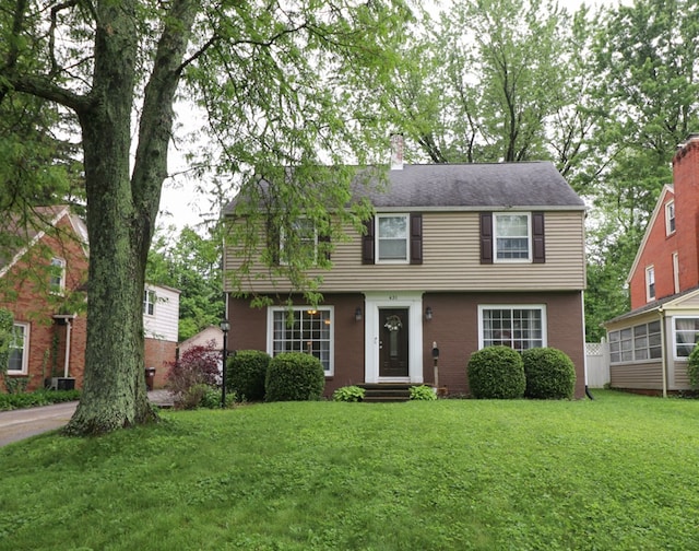 431 Overlook Rd, Mansfield, OH 44903 - colonial home featuring a front yard