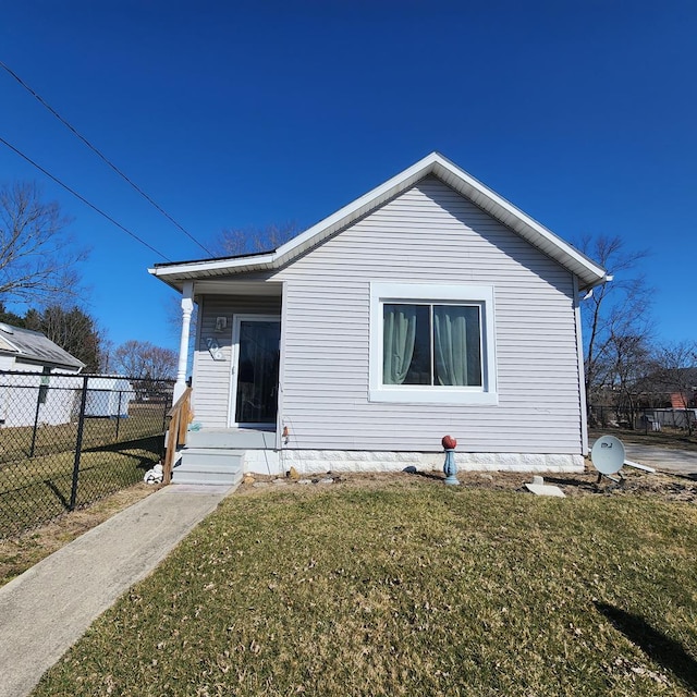 view of front of home with a front lawn and fence