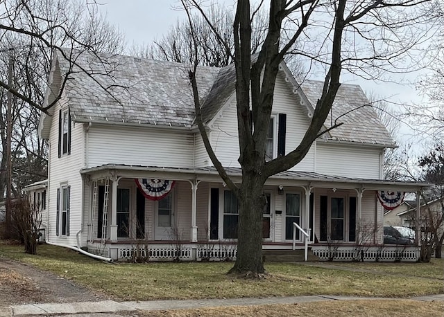 view of front of property featuring a front yard and a porch