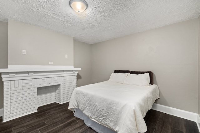 459 Glessner Ave, Mansfield, OH 44903 - bedroom with dark wood-type flooring, baseboards, and a textured ceiling