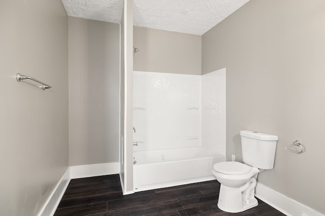 459 Glessner Ave, Mansfield, OH 44903 - full bath with a textured ceiling, wood finished floors, toilet, baseboards, and shower / washtub combination