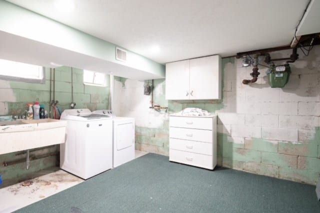 laundry room featuring cabinets and independent washer and dryer