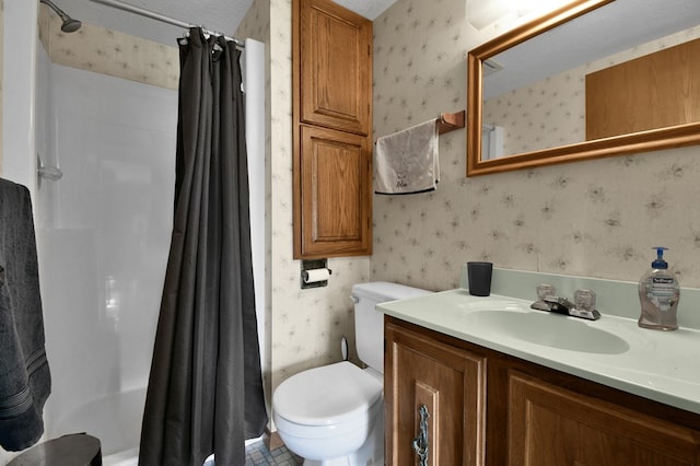 full bath with toilet, vanity, a shower with curtain, and wallpapered walls
