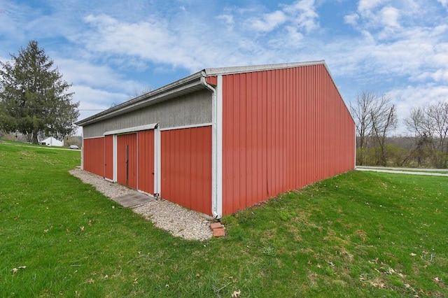 view of pole building featuring a yard