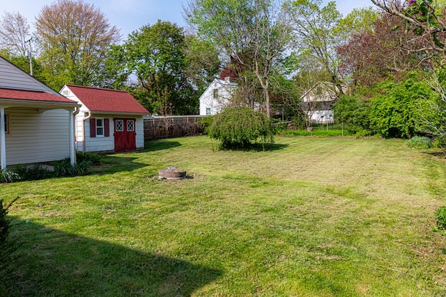 view of yard featuring fence and an outdoor structure