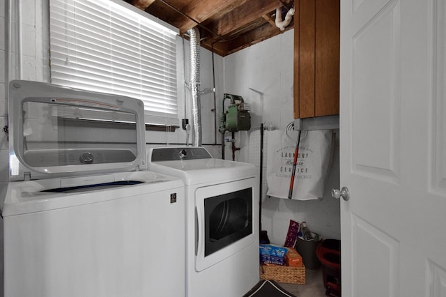 laundry room with washing machine and dryer