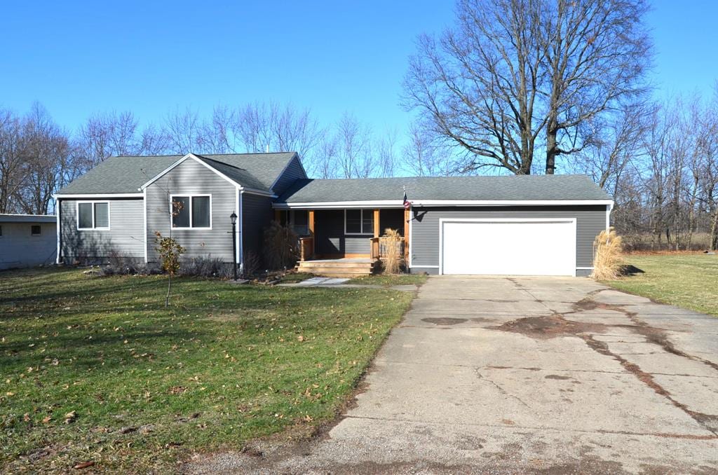 579 Caldwell Ave, Mansfield, OH 44905 - single story home featuring a garage, a front lawn, and covered porch