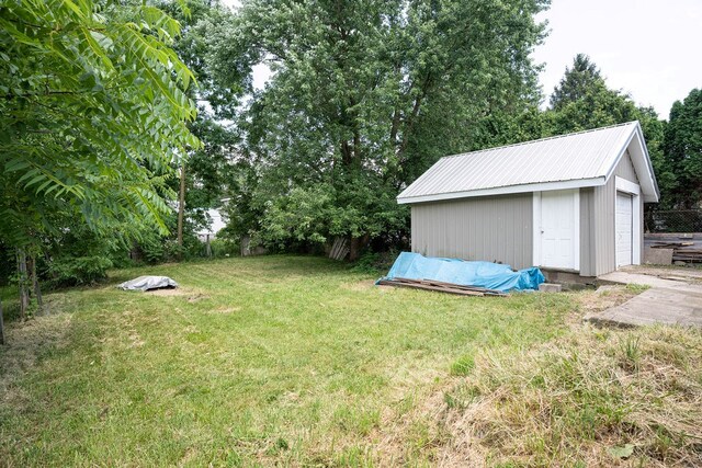 942 Lenox Ave, Mansfield, OH 44906 - view of grassy yard featuring an outdoor structure, view of scattered trees, and a garage