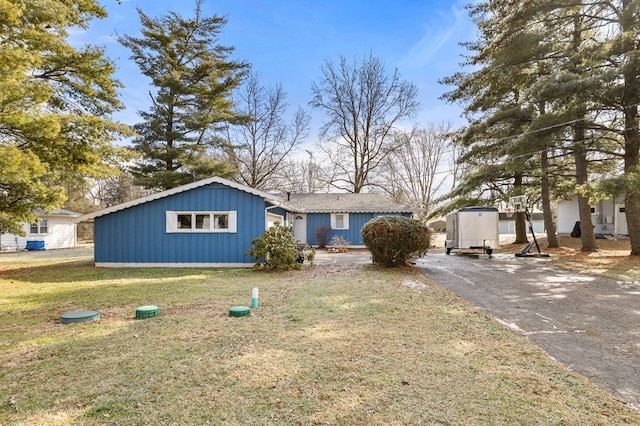 ranch-style home featuring a front lawn