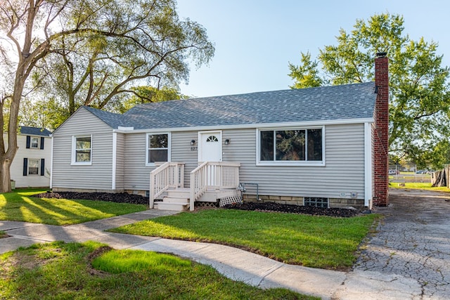 view of front of property featuring a front yard