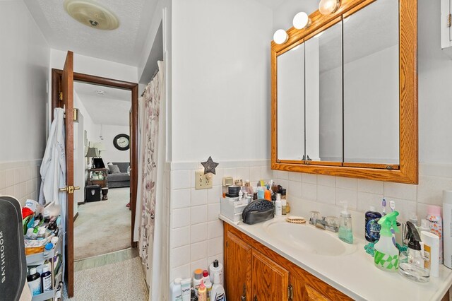 524.526 Rudy Rd, Mansfield, OH 44903 - ensuite bathroom featuring tile walls, vanity, and wainscoting