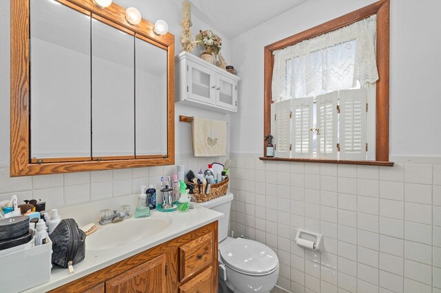 524.526 Rudy Rd, Mansfield, OH 44903 - bathroom featuring tile walls, toilet, vanity, and wainscoting