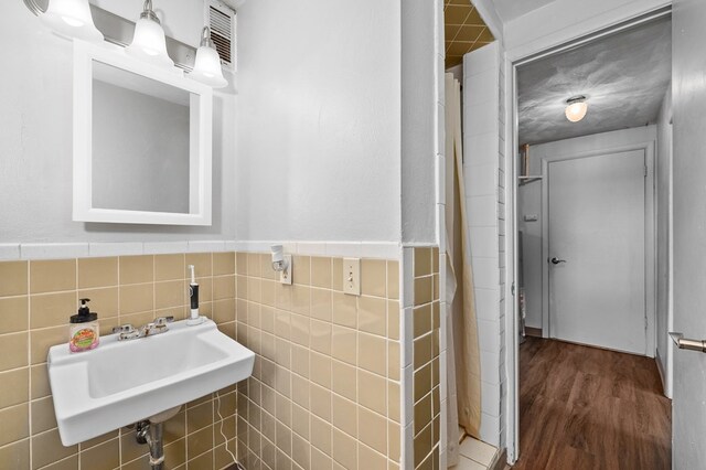 524.526 Rudy Rd, Mansfield, OH 44903 - bathroom with wood finished floors, a sink, and tile walls