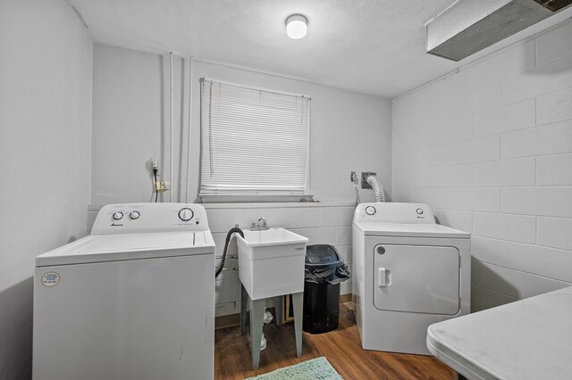 524.526 Rudy Rd, Mansfield, OH 44903 - clothes washing area featuring washing machine and dryer, wood finished floors, and concrete block wall
