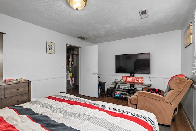 524.526 Rudy Rd, Mansfield, OH 44903 - bedroom with gas water heater, wood finished floors, and a wainscoted wall