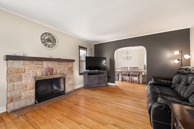 501 Clifton Blvd, Mansfield, OH 44907 - living area featuring arched walkways, light wood-style flooring, a chandelier, crown molding, and baseboards