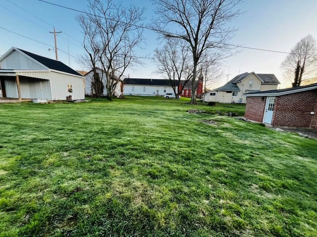 view of yard with an outdoor structure