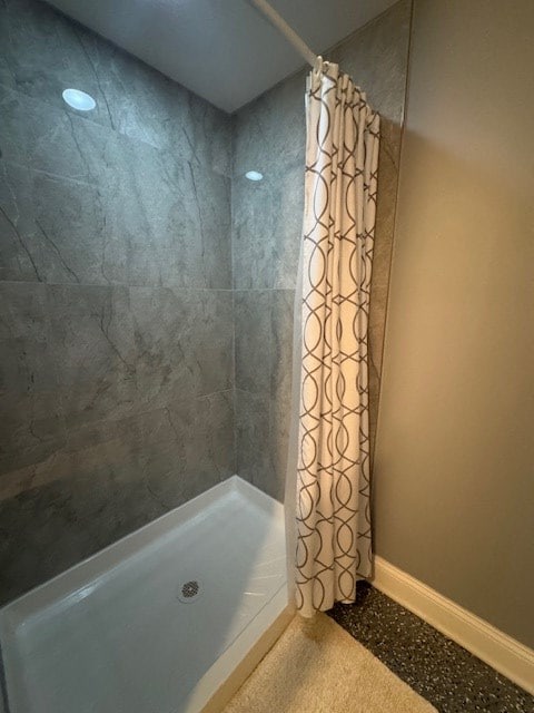 bathroom featuring a shower with shower curtain