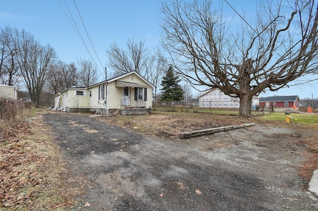 view of front of property featuring fence