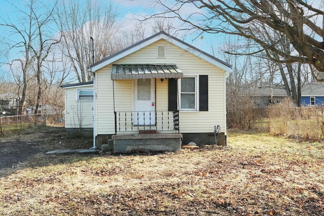 bungalow-style house featuring fence
