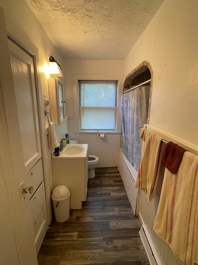 148 Dale Ave, Mansfield, OH 44902 - bathroom featuring wood finished floors, a textured ceiling, vanity, and shower / bath combo with shower curtain