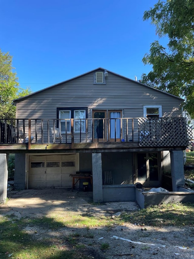 148 Dale Ave, Mansfield, OH 44902 - back of house with a garage and driveway