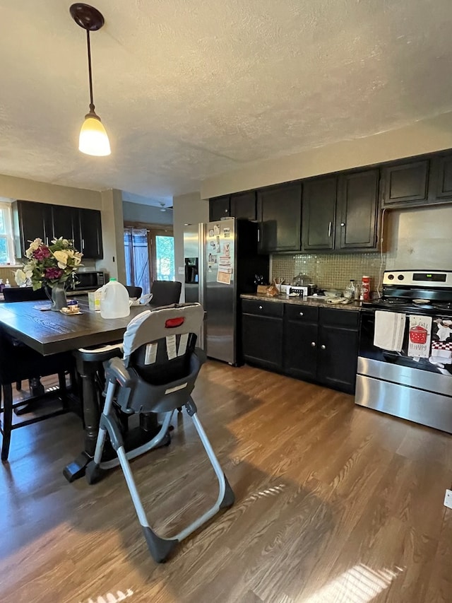 148 Dale Ave, Mansfield, OH 44902 - kitchen with stainless steel appliances, dark cabinets, a textured ceiling, dark wood-type flooring, and tasteful backsplash