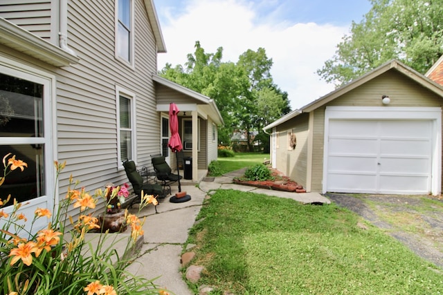 548 Sloane Ave, Mansfield, OH 44903 - view of green lawn featuring asphalt driveway, an outdoor structure, and a garage