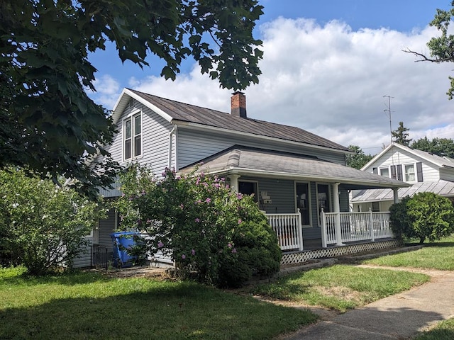 view of front facade featuring covered porch and a front lawn