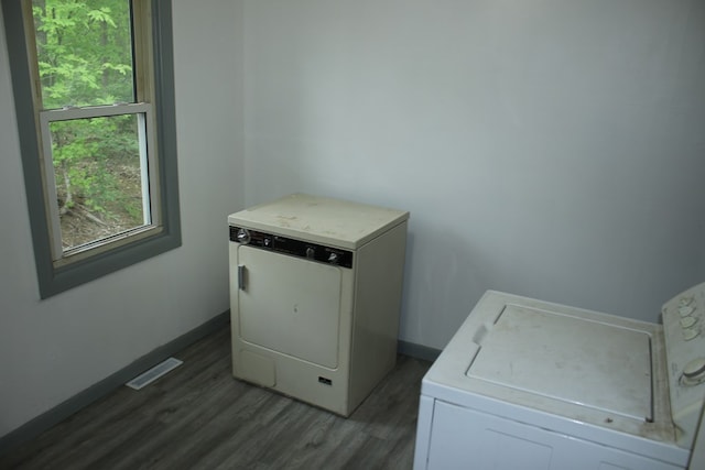 1192 Burger Ave, Mansfield, OH 44906 - laundry room with independent washer and dryer, dark wood finished floors, and baseboards