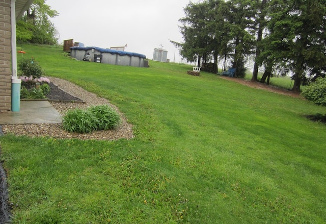 view of yard with a covered pool