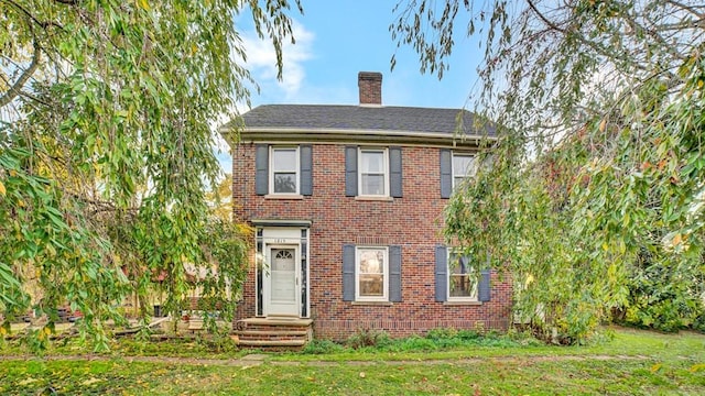 view of front facade with a front yard