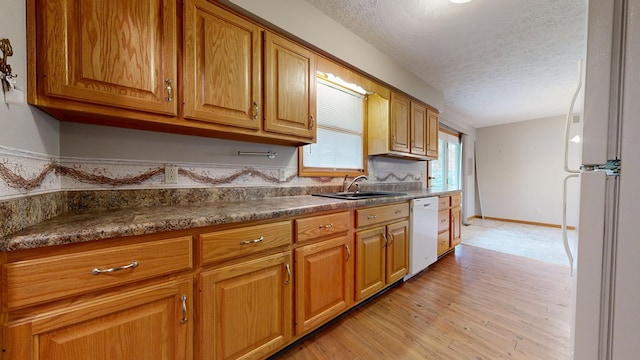 62 Elmridge Rd, Mansfield, OH 44907 - kitchen featuring white appliances, a sink, a textured ceiling, dark countertops, and light wood-style flooring