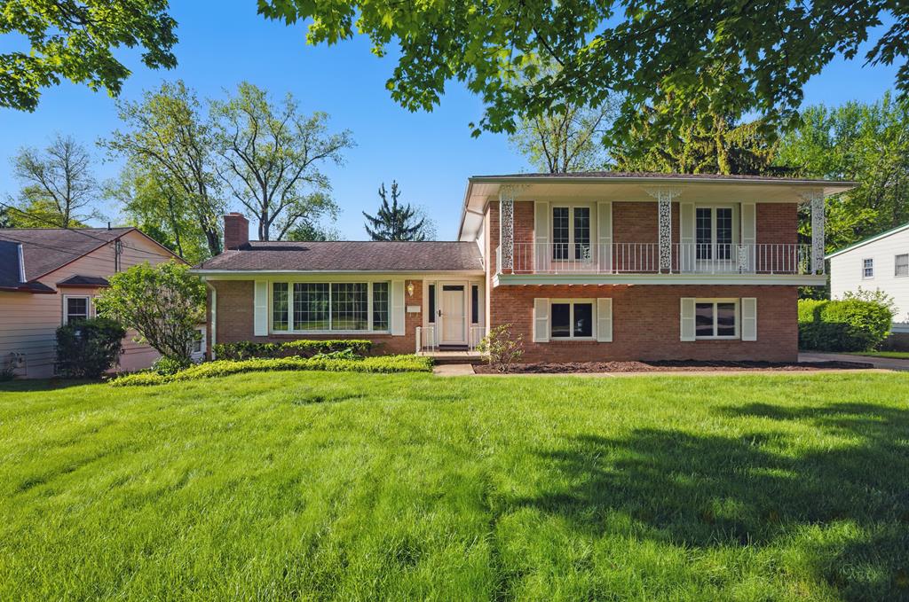 227 Redwood Rd, Mansfield, OH 44907 - split level home featuring brick siding, a front yard, and a balcony