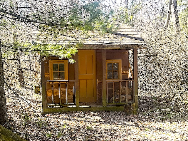view of outdoor structure with an outbuilding
