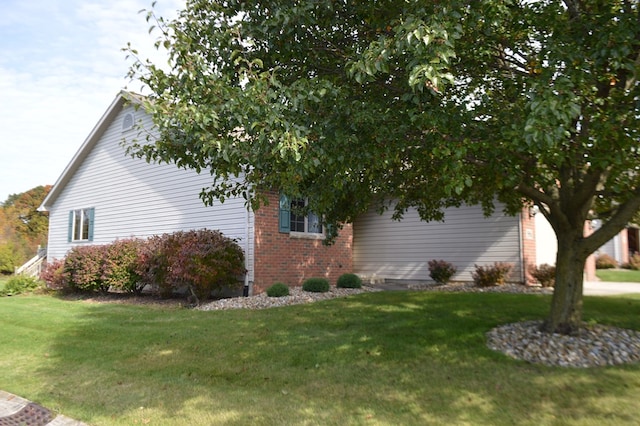 view of side of property featuring a lawn