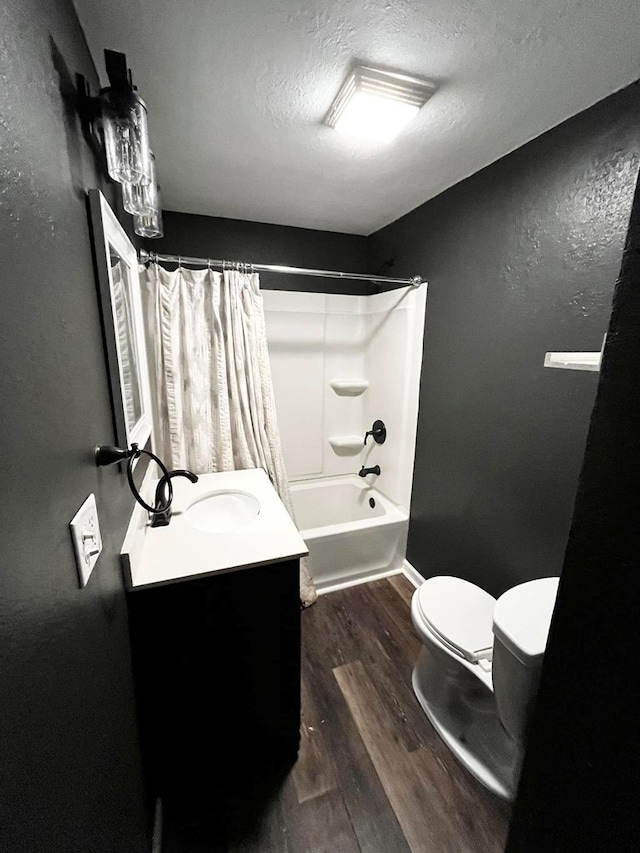 114 Avalon Rd, Mount Vernon, OH 43050 - full bath with wood finished floors, toilet, vanity, shower / tub combo with curtain, and a textured ceiling