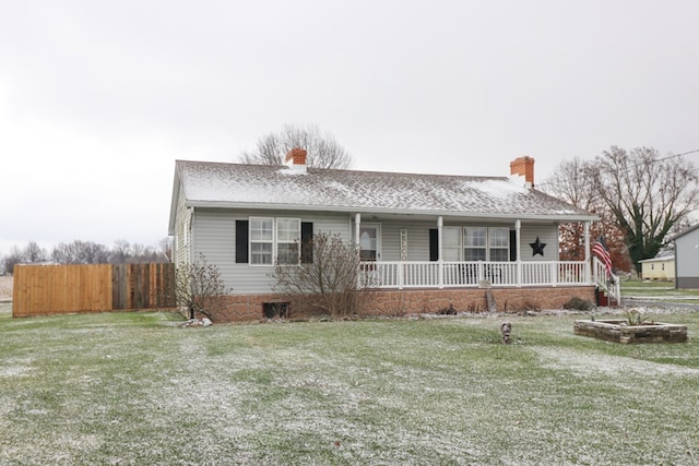 ranch-style house featuring a front lawn and covered porch