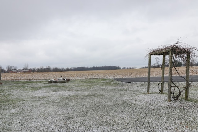 view of yard featuring a rural view