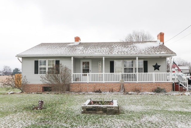 view of front of home featuring a front lawn and covered porch