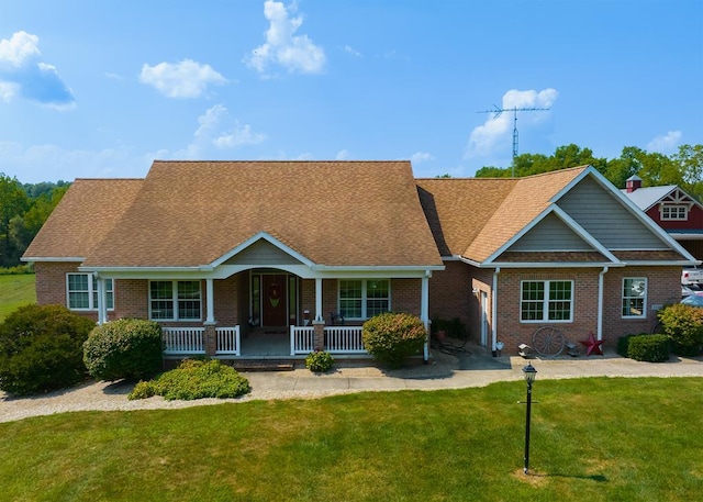 view of front facade featuring a porch and a front lawn