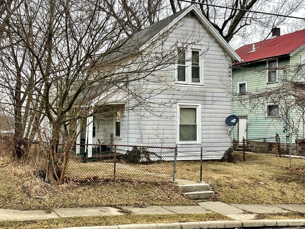 view of front facade with a fenced front yard